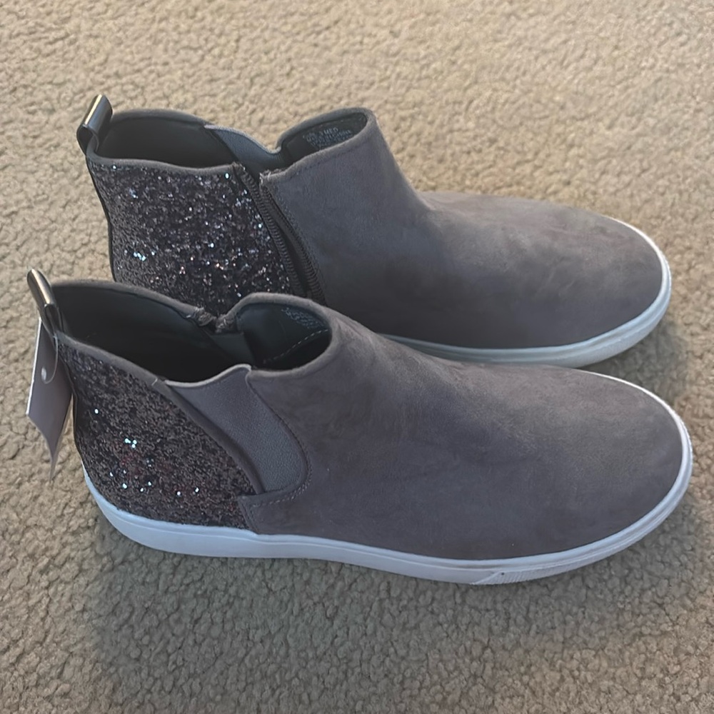 Size 3 girls sparkly tennis shoes!